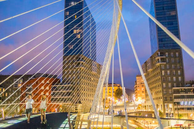 Architektur von Santiago Calatrava Zubizuri bridge by Santiago Calatrava, and the Isozaki Atea twin towers, Bilbao, Biscay, Basque Country, Spain Bilbao Spain Copyright: xLucasxVallecillosx xVWPicsx LVM-Bi.Zu.2518