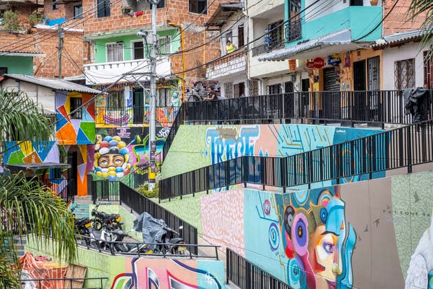 IMAGO Creative: Stadt-Dichotomien Street art, mural, graffiti, Comuna 13, Medellin, Colombia Medellin Colombia Copyright: xLucasxVallecillosx xVWPicsx LVM-Me.13-1471