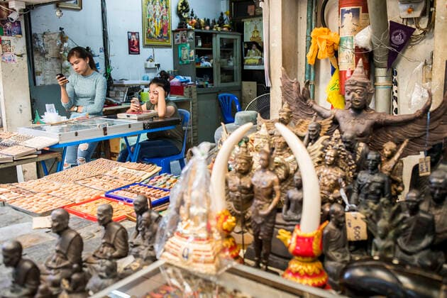 IMAGO Creative: Stadt-Dichotomien Sellers watching the phone, at Amulet market, Bangkok, Thailand Bangkok Thailand Copyright: xLucasxVallecillosx LVM-Ta.B.Ma.6402