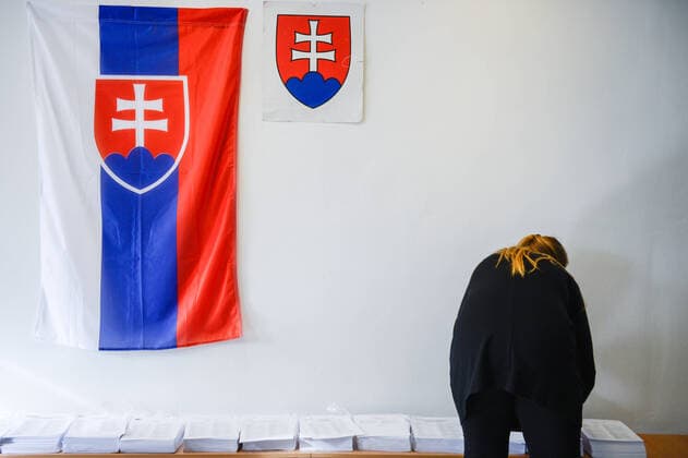 2020 Bilder des Jahres, News 02 Februar News Themen der Woche KW09 News Bilder des Tages February 29, 2020, Trnava, Slovakia: An election official organises ballots at a polling station during the Parliamentary elections in Trnava. Trnava Slovakia - ZUMAs197 20200229_zaa_s197_031 Copyright: xOmarxMarquesx