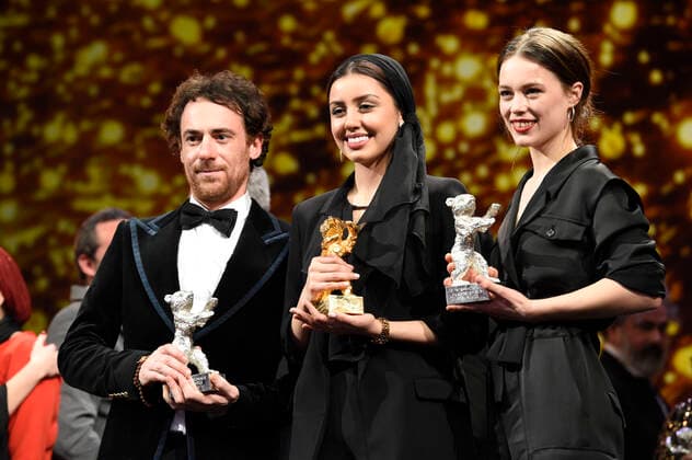 2020 Bilder des Jahres, Entertainment 02 Februar Entertainment Bilder des Tages Award Winners Elio Germano, Baran Rasoulof and Paula Beer pose at the closing ceremony during the 70th Berlin International Film Festival Berlinale 2020 at Berlinale Palace on February 29, 2020 in Berlin, Germany. *** Award Winners Elio Germano, Baran Rasoulof and Paula Beer pose at the closing ceremony during the 70th Berlin International Film Festival Berlinale 2020 at Berlinale Palace on February 29, 2020 in Berlin, Germany Foto:xN.xKubelkax xFuturexImage