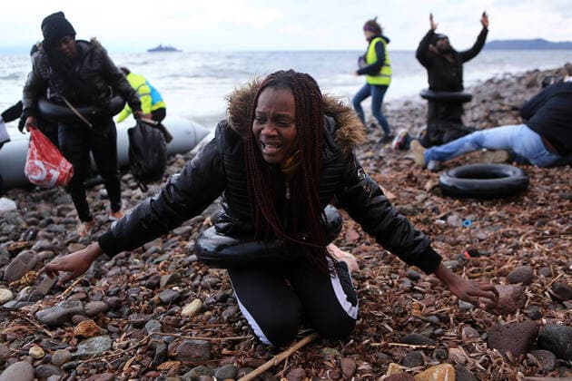 2020 Bilder des Jahres, News 02 Februar News Themen der Woche KW09 News Bilder des Tages (200301) -- BEIJING, March 1, 2020 -- Photo taken on Feb. 29, 2020 shows a migrant woman just arriving at Skala Sikaminias, on the Greek island of Lesbos, Greece. Greek authorities suspended the operation of the customs post on the land border with Turkey on Friday, as groups of refugees and migrants were gathering on the Turkish side of the border, Greek national news agency AMNA reported. ) XINHUA PHOTOS OF THE DAY MariosxLolos 