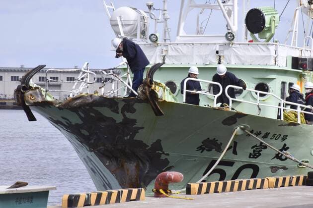 Bilder des Jahres 2020, News 03 März News Themen der Woche KW09 News Bilder des Tages Cargo ship collision with trawler Photo taken on March 1, 2020, at Hachinohe port in Aomori Prefecture, northeastern Japan, shows a Japanese trawler, which collided with a Belize-flagged cargo ship in the Pacific the previous day. The cargo ship with 14 crew aboard sank shortly after the collision, leaving 13 of them missing. 