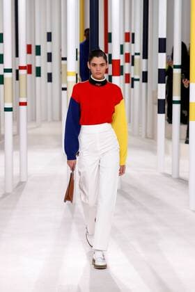 2020 Bilder des Jahres, Entertainment 02 Februar (200301) -- PARIS, March 1, 2020 (Xinhua) -- A model presents a creation by HERMES during the Women s Fall-Winter 2020-2021 Ready-to-Wear collection fashion show in Paris, France, on Feb. 29, 2020. (Photo by Piero Biasion Xinhua) FRANCE-PARIS-FASHION WEEK-HERMES 