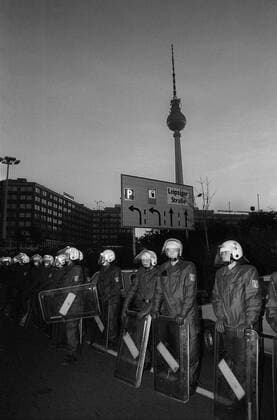 Autonomendemo in Ostberlin Deutschland, Berlin, 03.10.1990, Polizeieinsatz am Alexanderplatz zur ersten Autonomendemo in Ostberlin anl. des Tags der Wiedervereinigung am 3. Oktober 1990, Â *** Autonomy demonstration in East Berlin Germany, Berlin, 03 10 1990, police operation at Alexanderplatz for the first autonomy demonstration in East Berlin on the day of the reunification on 3 October 1990, Â