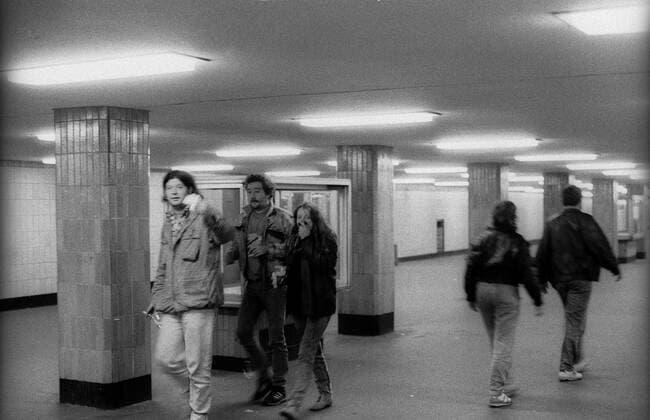 Proteste gegen Wiedervereinigung Deutschland, Berlin, 03.10.1990, Opfer von Tränengas flüchten sich in den U-Bahnhof Alexanderplatz, Demo zur Wiedervereinigung am 3. Oktober 1990, Randale am Alexanderplatz, Â *** Protests against reunification Germany, Berlin, 03 10 1990, victims of tear gas take refuge in the underground station Alexanderplatz, demo for reunification on 3 October 1990, riot at Alexanderplatz, Â