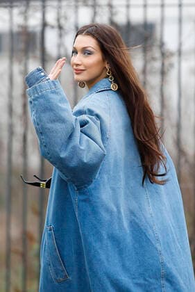 Bilder des Jahres 2020, Entertainment 03 März Bella Hadid CELEBRITES : Arrivee defile pret a porter Balenciaga Automne Hiver - Paris - 01 03 2020 GwendolineLeGoff Panoramic 