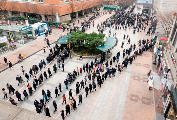 Bilder des Jahres 2020, News 03 März News Themen der Woche KW09 The COVID-19 in South Korea, Mar 1, 2020 : People wearing masks line up to purchase masks to protect themselves from the COVID-19 outside a department store in Seoul, South Korea. South Korean police have been cracking down on illegal hoarding of face masks, with some merchants and distributors purchasing them in bulk in anticipation of soaring prices. South Korea reported on Sunday 586 additional COVID-19 cases bringing the total to 3,736. South Korean health authorities believe nearly 60 percent of the country s virus cases are linked to the Shincheonji Church of Jesus and the number of confirmed COVID-19 cases among them is expected to rise.  (123484315)