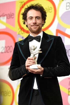 Elio Germano Silver Bear Best Actor Volevo nascondermi Hidden Away at the press conference of the prize winners at the Berlinale 2020 70 Berlin International Film Festival at the Hotel Grand Hyatt Berlin, 29 02 2020 Foto:xN.xKubelkax xFuturexImage