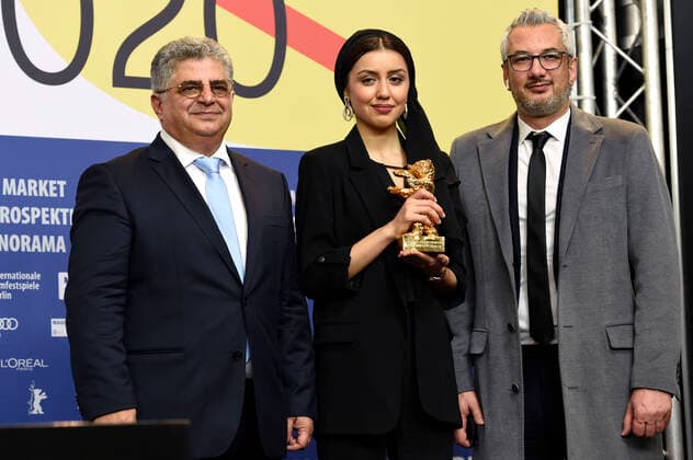 Kaveh Farnam, Baran Rasoulof and Farzad Pak Golden Bear Best Film Sheytan vojud nadarad There Is No Evil There is no evil at the press conference of the winners of the Berlinale 2020 70 Berlin International Film Festival at the Hotel Grand Hyatt Berlin, 29 02 2020 Foto:xN.xKubelkax xFuturexImage