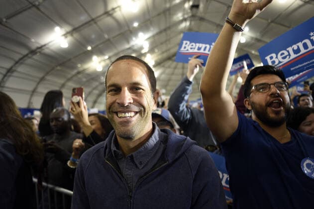 Bilder des Jahres 2020, Entertainment 03 März Entertainment Bilder des Tages March 1, 2020, San Jose, California, USA: San Jose, California, U.S. - Singer-songwriter JACK JOHNSON joined the crowd to listen to Senator Sanders. San Jose USA - ZUMAw332 20200301_zap_w332_022 Copyright: xNealxWatersx