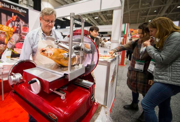 (200301) -- TORONTO, March 1, 2020 -- People take food samples during the 2020 Restaurants Canada Show in Toronto, Canada, March 1, 2020. As the largest foodservice and hospitality event in Canada, this annual three-day event kicked off here on Sunday with the latest innovations in food, beverage products and equipments. (Photo by Xinhua) CANADA-TORONTO-RESTAURANTS CANADA SHOW ZouxZheng 