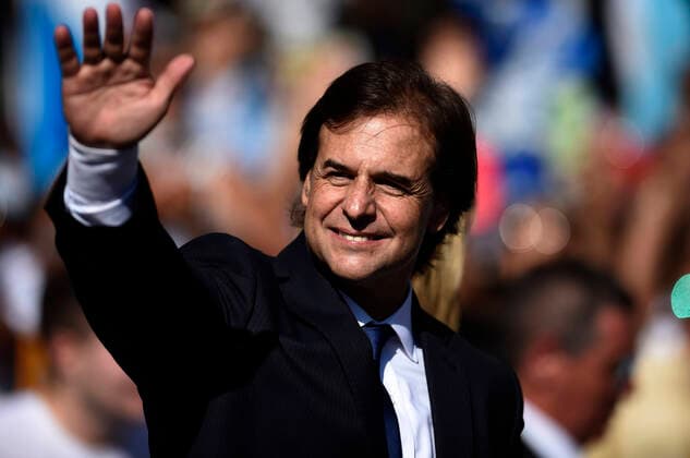 Bilder des Jahres 2020, News 03 März News Themen der Woche KW09 News Bilder des Tages (200302) -- MONTEVIDEO, March 2, 2020 -- Uruguay s President-elect Luis Lacalle Pou waves to the crowd as he arrives at his inauguration ceremony, in Montevideo, Uruguay, on March 1, 2020. Luis Lacalle Pou of the National Party (PN) was sworn in on Sunday as the president of Uruguay for the period of 2020-2025. (Photo by Xinhua) URUGUAY-MONTEVIDEO-PRESIDENT-INAUGURATION-LUIS LACALLE POU NICOLASxCELAYA 