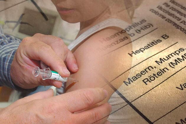 PHOTO MONTAGE Topic picture Vaccination against measles Vaccination passport, vaccination book, compulsory vaccination, protective vaccination, inoculation, vaccination, injection, pricker, child diseases, pediatrician, practice, doctors office, doctor, child, examination, medical examination, health, prevention, illness, prophylaxis