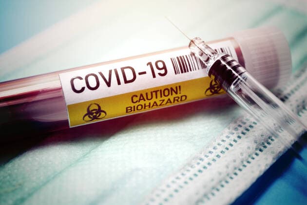 Blood collection tubes labelled Covid 19 and syringe, symbol photo Coronavirus and antidote ** NUR FUER REDAKTIONELLE ZWECKE ** EDITORIAL USE ONLY **