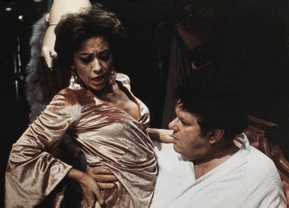 THE RITZ, from left: Rita Moreno, Jack Weston, 1976 PUBLICATIONXNOTxINxCANxCHNxFRAxITAxJPNxNORxPOLxRUSxESPxUKxUSA Copyright: xCourtesyxEverettxCollectionx M8DRITZ EC002