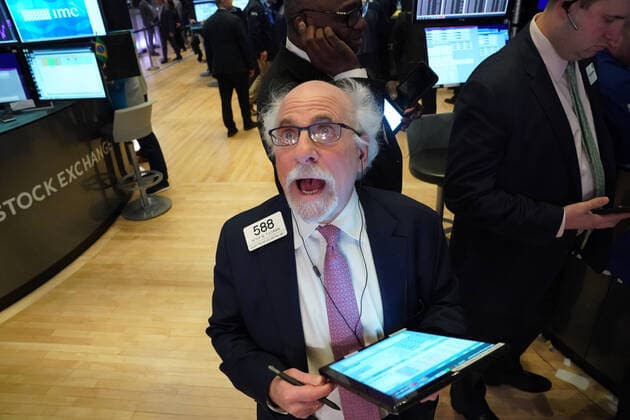 News Bilder des Tages March 2, 2020, New York, NY, USA: Traders work at the closing bell as the Dow closes at a one-day record point gain on hopes that central banks will address the Coronavirus outbreak on March 2, 2020. New York USA - ZUMAb148 20200302_zap_b148_044 Copyright: xBryanxSmithx