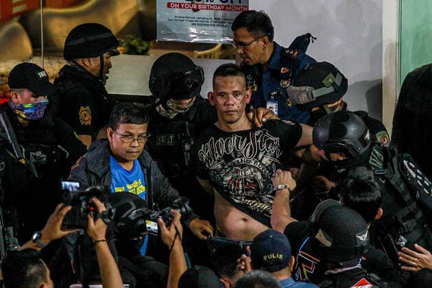 Bilder des Jahres 2020, News 03 März News Themen der Woche KW10 News Bilder des Tages (200303) -- BEIJING, March 3, 2020 -- Policemen and security guards grab hostage-taker Archie Paray (C) during the hostage-taking and shooting incident in San Juan City, Metro Manila, the Philippines, on March 2, 2020. The Philippine police ended a 10-hour hostage incident in Metro Manila on Monday, convincing the gunman to free all the hostages and surrender himself to the authorities. Around 30 people taken hostage by the gunman were released and left the V-Mall in the San Juan City of Metro Manila. ) XINHUA PHOTOS OF THE DAY ROUELLExUMALI 