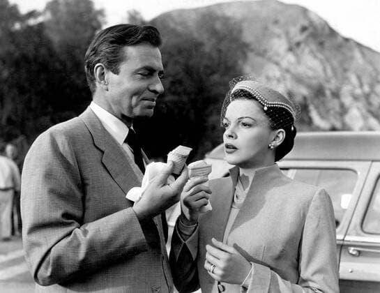 A STAR IS BORN, James Mason, Judy Garland, 1954 Courtesy Everett Collection PUBLICATIONXNOTxINxCANxCHNxFRAxITAxJPNxNORxPOLxRUSxESPxUKxUSA Copyright: xCourtesyxEverettxCollectionx MBDASTI EC003