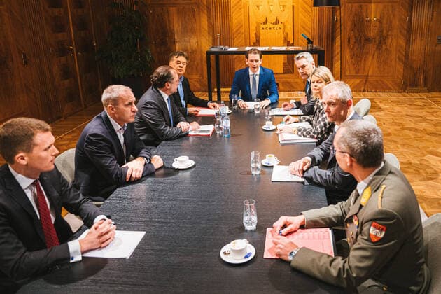 Bilder des Jahres 2020, News 03 März News Themen der Woche KW10 Wien 03.03.2020, Bundeskanzleramt, Wien, AUT, Arbeitssitzung zur aktuellen Situation in Griechenland, der Tuerkei und Syrien, im Bild v. l. Alexander Schallenberg (OeVP), Werner Kogler (Gruene), Sebastian Kurz (OeVP), Karl Nehammer (OeVP), Klaudia Tanner (OeVP) before press conference after a working session on the current situation in Greece, Turkey and Syria at the federal chancellery in Vienna, Austria on 2020 03 03. *** Vienna 03 03 2020, Federal Chancellery, Vienna, AUT, working session on the current situation in Greece, Turkey and Syria, in the picture from Alexander Schallenberg OeVP , Werner Kogler Gruene , Sebastian Kurz OeVP , Karl Nehammer OeVP , Klaudia Tanner OeVP before press conference after a working session on the current situation in Greece, Turkey and Syria at the federal chancellery in Vienna, Austria on 2020 03 03  EP_sro 