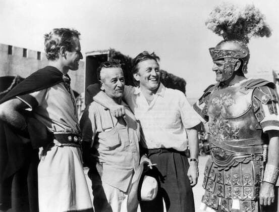 BEN-HUR, Charlton Heston, director William Wyler, visitor Kirk Douglas, Jack Hawkins on set, 1959 Courtesy Everett Collection PUBLICATIONXNOTxINxCANxCHNxFRAxITAxJPNxNORxPOLxRUSxESPxUKxUSA Copyright: xCourtesyxEverettxCollectionx MBDBEHU EC051