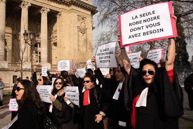 Manifestation des avocates au Grand Palais pendant le defile de Chanel NEWS : Manifestation des Avocates - Paris - 03 03 2020 FedericoPestellini Panoramic 
