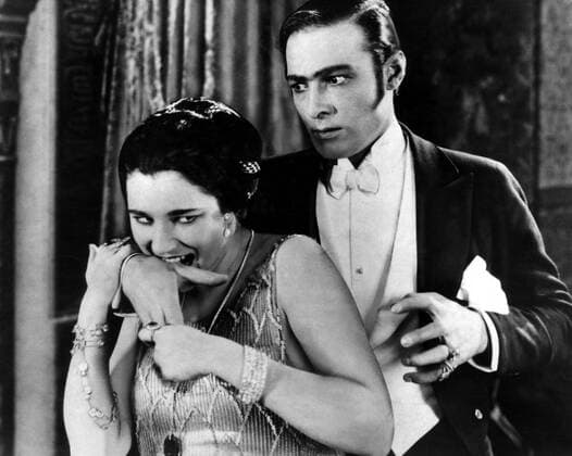 BLOOD AND SAND, Nita Naldi, Rudolph Valentino, 1922 Courtesy Everett Collection PUBLICATIONXNOTxINxCANxCHNxFRAxITAxJPNxNORxPOLxRUSxESPxUKxUSA Copyright: xCourtesyxEverettxCollectionx MBDBLAN EC024
