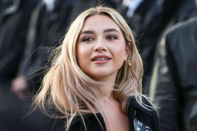 Florence Pugh CELEBRITES : Arrivee defile pret a porter Louis Vuitton Automne Hiver - Paris - 03 03 2020 GwendolineLeGoff Panoramic 