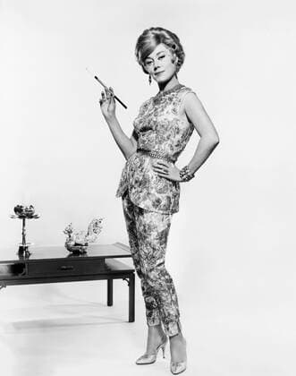THE CHAPMAN REPORT, Glynis Johns, in a pantsuit by Orry-Kelly, 1962 Courtesy Everett Collection PUBLICATIONXNOTxINxCANxCHNxFRAxITAxJPNxNORxPOLxRUSxESPxUKxUSA Copyright: xCourtesyxEverettxCollectionx MBDCHRE EC029