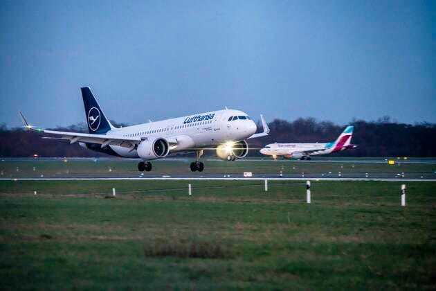 Düsseldorf International Airport, DUS, aircraft on landing, Lufthansa, Airbus A320, aviation