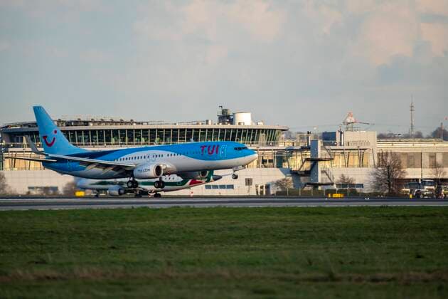Düsseldorf International Airport, DUS, aircraft on landing, TUI, aviation