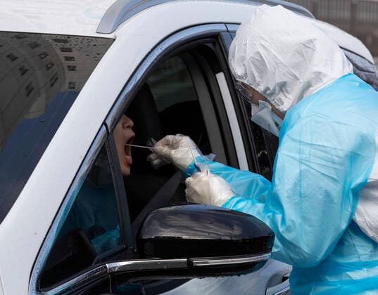 (200304) -- DAEGU, March 4, 2020 -- A medical worker of hospital of Yeungnam University makes health screening at a drive-through clinic in Daegu, South Korea, March 4, 2020. South Korea confirmed 293 more cases of the COVID-19 on Wednesday, raising the total number of infections to 5,621. As of 4 p.m. local time, the number of infected patients totaled 5,621, up 293 from the previous announcement as of midnight. Two more deaths were reported, lifting the death toll to 33. (Photo by Lee Sang-ho Xinhua) SOUTH KOREA-COVID-19-CONFIRMED CASES WangxJingqiang