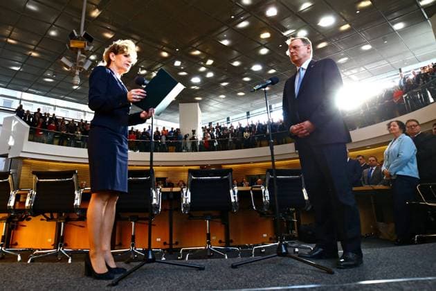 Wahl des neuen Ministerpräsidenten Thüringen. Wahl des neuen Ministerpräsidenten Thüringen am 04.03.2020 im Thüringer Landtag in Erfurt. Bodo Ramelow ( Die Linke ) wird von Landtagspräsidentin Birgit Keller vereidigt. 20200304BOS0014 *** Election of the new Minister President of Thuringia Election of the new Minister President of Thuringia on 04 03 2020 in the Thuringian State Parliament in Erfurt Bodo Ramelow The Left Party is sworn in by the President of the State Parliament Birgit Keller 20200304BOS0014