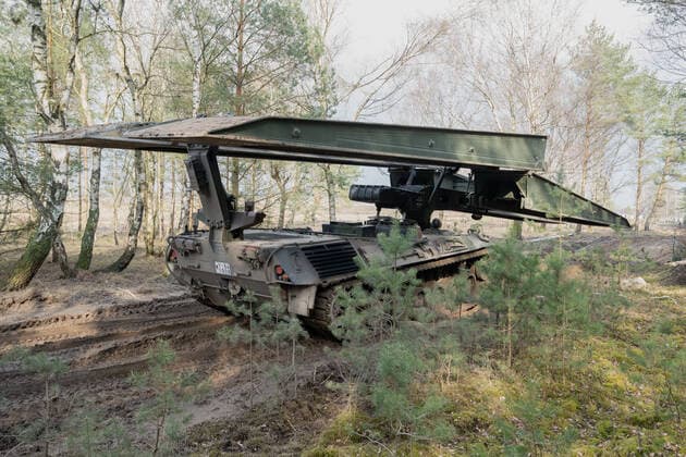 Deutsche Bundeswehr - Medientag Goodbye Mader Welcome Puma - Übung auf dem Truppenübungsgelände Bergen in der Lüneburger Heide - Brückenlegepanzer Biber;Deutsche Bundeswehr - Medientag Goodbye Mader Welcome Puma - Übung auf dem Truppenübungsgelände Bergen in der Lüneburger Heide -, Bergen Niedersachsen Deutschland Truppenübungsgelände *** German Armed Forces Media Day Goodbye Mader Welcome Puma Exercise on the Training Area Bergen in der Lüneburger Heide Armoured Bridging Vehicle Biber German Armed Forces Media Day Goodbye Mader Welcome Puma Exercise on the Training Area Bergen in der Lüneburger Heide , Bergen Lower Saxony Germany Training Area