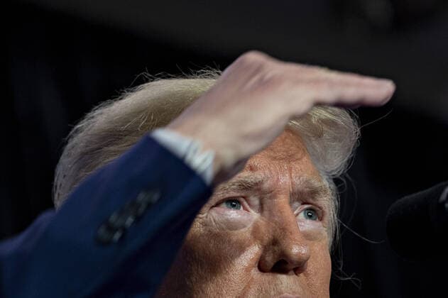 News Bilder des Tages U.S. President Donald Trump looks though the audience while speaking at the Latino Coalition Legislative Summit in Washington, DC on Wednesday, March 4, 2020. Trump yesterday said that the government is ahead of the coronavirus (COVID19) outbreak and it isn t inevitable that the disease will spread in the United States.  WAX20200304125 AndrewxHarrer