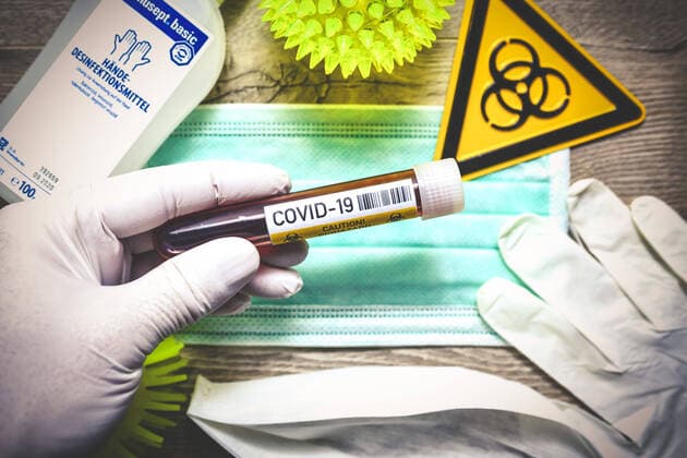 hand in latex glove holding blood collection tubes in front of a mouthguard, Symbol Photo Coronavirus ** NUR FUER REDAKTIONELLE ZWECKE ** EDITORIAL USE ONLY **