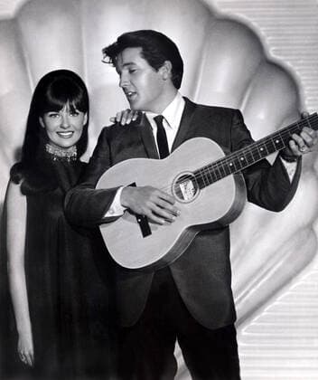 CLAMBAKE, Shelley Fabares, Elvis Presley, 1967 Courtesy Everett Collection PUBLICATIONXNOTxINxCANxCHNxFRAxITAxJPNxNORxPOLxRUSxESPxUKxUSA Copyright: xCourtesyxEverettxCollectionx MBDCLAM EC002