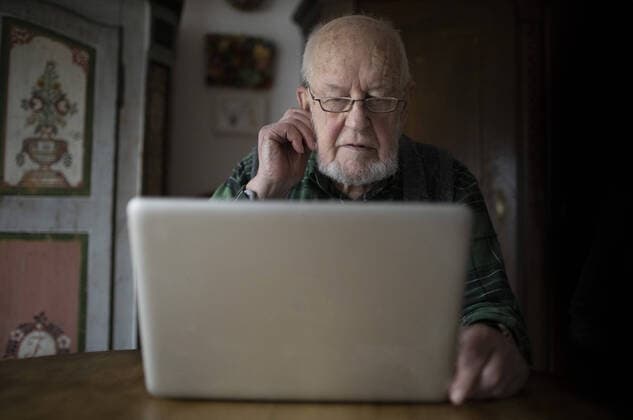 Topic Old man with a laptop, Heidelberg, 14 02 2020 Heidelberg Germany Copyright: xUtexGrabowsky photothek.netx