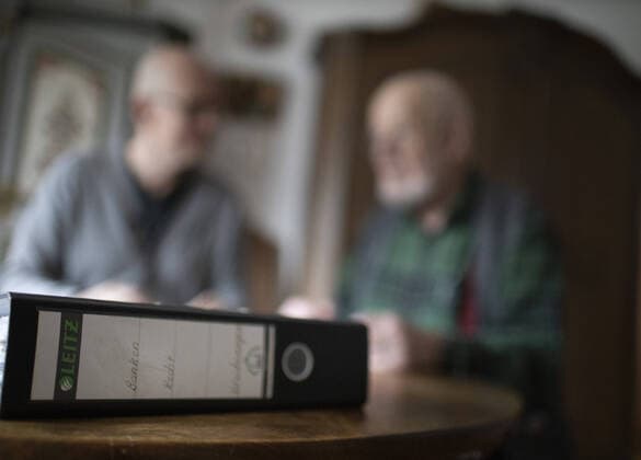 Thema: Alter Mann mit einem Aktenordner, Heidelberg, 14.02.2020. Heidelberg Deutschland *** Topic Old man with a file folder, Heidelberg, 14 02 2020 Heidelberg Germany Copyright: xUtexGrabowsky photothek.netx