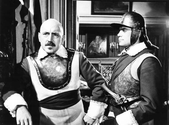 THE CRIMSON BLADE, (aka THE SCARLET BLADE), from left: Lionel Jeffries, Oliver Reed, 1963 Courtesy Everett Collection PUBLICATIONXNOTxINxCANxCHNxFRAxITAxJPNxNORxPOLxRUSxESPxUKxUSA Copyright: xCourtesyxEverettxCollectionx MBDCRBL EC013