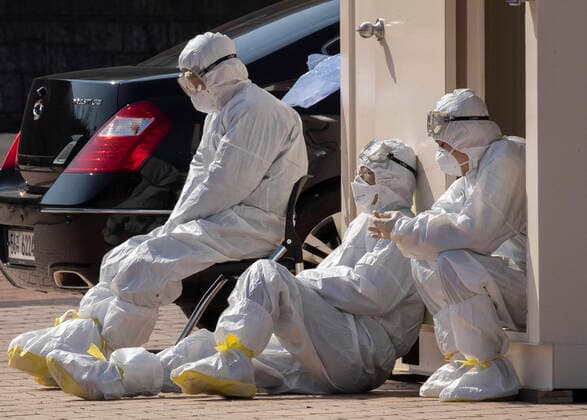 News Bilder des Tages (200305) -- DAEGU, March 5, 2020 -- Medical workers rest at Daegu World Cup Stadium in Daegu, South Korea, March 5, 2020. South Korea confirmed 322 more cases of the COVID-19 on Thursday afternoon, raising the total number of infections to 6,088. As of 4:00 p.m. local time, the number of infected patients totaled 6,088, up 322 from the previous announcement as of midnight. Five more deaths were reported, lifting the death toll to 41. (Photo by Lee Sang-ho Xinhua) SOUTH KOREA-COVID-19-CONFIRMED CASES WangxJingqiang 