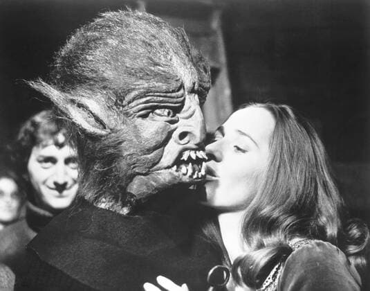 CRY OF THE BANSHEE, from left, Patrick Mower, Hilary Heath, (aka Hilary Dwyer), 1970 Courtesy Everett Collection PUBLICATIONXNOTxINxCANxCHNxFRAxITAxJPNxNORxPOLxRUSxESPxUKxUSA Copyright: xCourtesyxEverettxCollectionx MBDCROF EC117