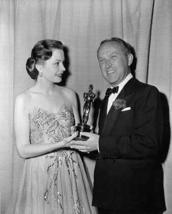 DESTINATION MOON, George Pal presented Oscar for Special Effects from Jane Greer, 1950 Courtesy Everett Collection PUBLICATIONXNOTxINxCANxCHNxFRAxITAxJPNxNORxPOLxRUSxESPxUKxUSA Copyright: xCourtesyxEverettxCollectionx MBDDEMO EC020