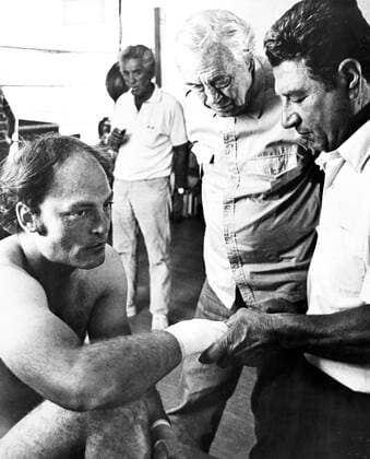 FAT CITY, left and center, Stacy Keach, director John Huston, on-set, 1972 PUBLICATIONXNOTxINxCANxCHNxFRAxITAxJPNxNORxPOLxRUSxESPxUKxUSA Copyright: xCourtesyxEverettxCollectionx MBDFACI EC020