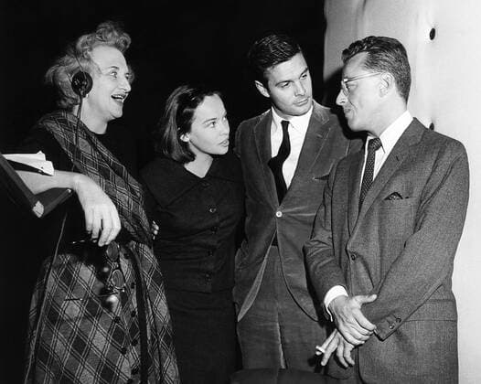 GIGI, from left, Hermione Gingold, Leslie Caron, Louis Jourdan, Alan Jay Lerner, on-set, December 1957 Courtesy Everett Collection PUBLICATIONXNOTxINxCANxCHNxFRAxITAxJPNxNORxPOLxRUSxESPxUKxUSA Copyright: xCourtesyxEverettxCollectionx MBDGIGI EC058