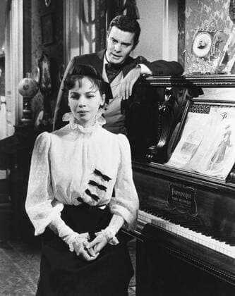 GIGI, front to back: Leslie Caron, Louis Jourdan, 1958 Courtesy Everett Collection PUBLICATIONXNOTxINxCANxCHNxFRAxITAxJPNxNORxPOLxRUSxESPxUKxUSA Copyright: xCourtesyxEverettxCollectionx MBDGIGI EC076