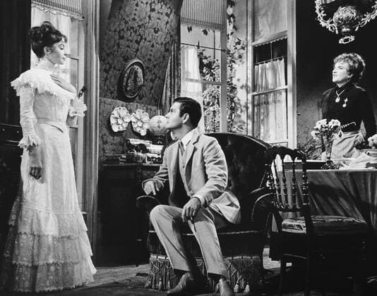 GIGI, from left: Leslie Caron, Louis Jourdan, Hermione Gingold, 1958 PUBLICATIONXNOTxINxCANxCHNxFRAxITAxJPNxNORxPOLxRUSxESPxUKxUSA Copyright: xCourtesyxEverettxCollectionx MBDGIGI EC080