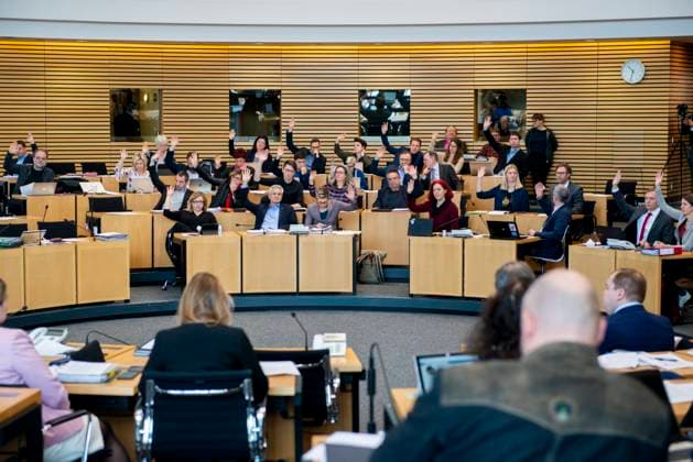 10. PLENARSITZUNG IM THÜRINGER LANDTAG 06 03 2020 - Erfurt: Die Fraktion der Linken während einer Abstimmung in der 10. Plenarsitzung im Thüringer Landtag am 6. März 2020. _________________ *** 10 PLENARY SESSION IN THE THURINGER LANDTAG 06 03 2020 Erfurt The parliamentary group of the Left during a vote in the 10 plenary session in the Thuringian Landtag on 6 March 2020