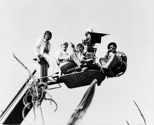 HARRY AND WALTER GO TO NEW YORK, from left, cinematographer Laszlo Kovacs, James Caan, director Mark Rydell, Elliott Gould, on-set, 1976 Courtesy Everett Collection PUBLICATIONXNOTxINxCANxCHNxFRAxITAxJPNxNORxPOLxRUSxESPxUKxUSA Copyright: xCourtesyxEverettxCollectionx MBDHAAN EC143