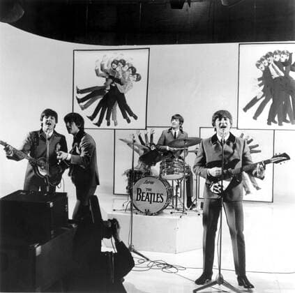 A HARD DAY S NIGHT, The Beatles, Paul McCartney, George Harrison, Ringo Starr, John Lennon, 1964 Courtesy Everett Collection PUBLICATIONXNOTxINxCANxCHNxFRAxITAxJPNxNORxPOLxRUSxESPxUKxUSA Copyright: xCourtesyxEverettxCollectionx MBDHADA EC004
